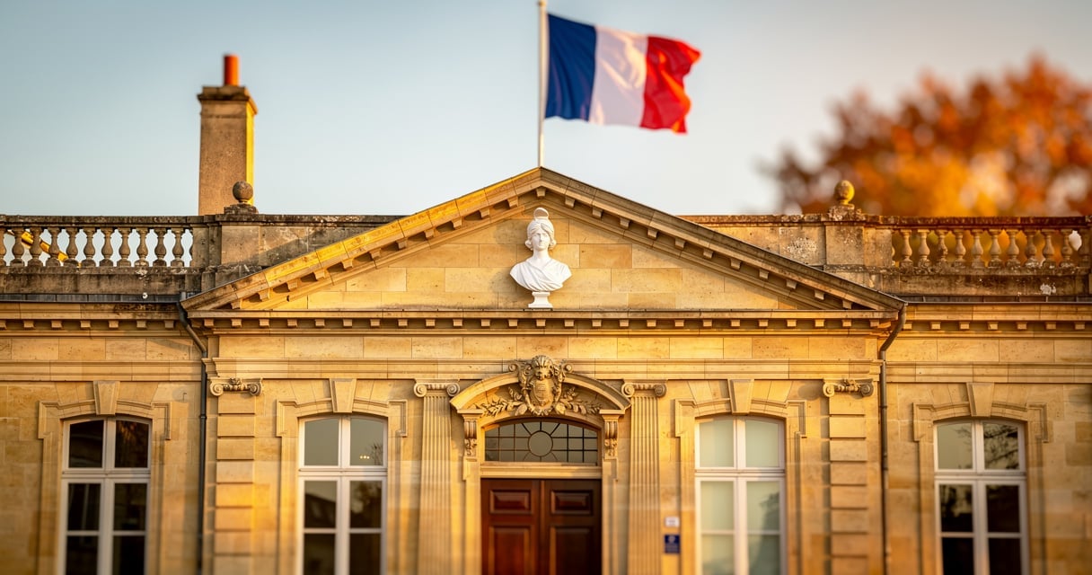 Façade d'une mairie française illustrant le pouvoir de préemption sur l'immobilier